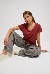 Bawełniany t-shirt z dekoltem w serek bordowy. Czerwone t-shirty damskie MOODO, s, bez wzorów, z bawełny, bez kołnierzyka. W wyprzedaży za 13.99 zł.