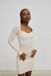 Sukienka dopasowana z dekoltem w kształcie serca WHITE SAND - FUSION-XS/S. Brązowe sukienki damskie Marsala, na imprezę, s, bez wzorów, z bawełny, bez kołnierzyka, bez ramiączek, mini, bodycon. W wyprzedaży za 49.98 zł.