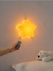 Ścienna lampka nocna LED w kształcie gwiazdy - żółty. Żółte koszule nocne damskie Sinsay, bez wzorów. Za 29.99 zł.