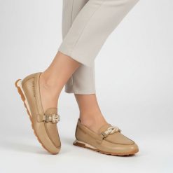 Półbuty damskie Hispanitas, ze skóry naturalnej wsuwany krój metalowa ozdoba na podbiciu, beżowe, HV264662 Bolero-V26 Desert. Brązowe półbuty damskie Hispanitas, z aplikacjami, ze skóry, bez obcasa. Za 619.00 zł.