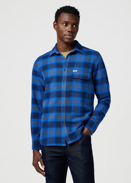 MESKA KOSZULA WRANGLER 1 PKT INDIGO SHIRT ICY INDIGO 112371524. Niebieskie koszule męskie Wrangler, m, bez wzorów, bez kołnierzyka, bez ramiączek. Za 189.99 zł.