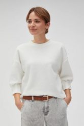 Bluza ze strukturalnego materiału biała. Białe bluzy bez kaptura damskie MOODO, m, z elastanu. W wyprzedaży za 79.99 zł.