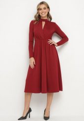 Bordowa Rozkloszowana Sukienka z Ozdobnym Wycięciem i Usztywnioną Linią Ramion Rivfedi. Czerwone sukienki damskie Born2be, na co dzień, l, bez wzorów, eleganckie, bez kołnierzyka, bez ramiączek, midi, proste. W wyprzedaży za 143.99 zł.