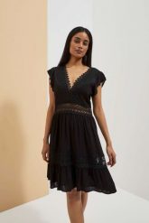 Sukienka boho z dekoltem w serek i koronką czarna. Czarne sukienki damskie MOODO, xs, bez wzorów, z koronki, boho, bez kołnierzyka, bez ramiączek. W wyprzedaży za 99.99 zł.