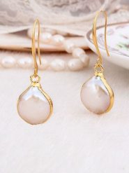 Pierres delicates Pozłacane kolczyki z masą perłową rozmiar: onesize. Białe kolczyki damskie Pierres delicates, z perłą, pozłacane, z zapięciem typu bigiel. Za 43.99 zł.