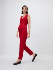 Spodnie cygaretki z wiskozą - czerwony. Czerwone spodnie materiałowe damskie Reserved, bez wzorów, z tkaniny. Za 139.99 zł.