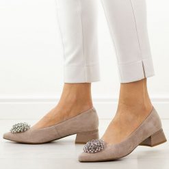 Beżowe skórzane czółenka damskie DiA 3029. Brązowe czółenka damskie DiA, z aplikacjami, ze skóry, z okrągłym noskiem, bez obcasa, na obcasie. Za 419.00 zł.