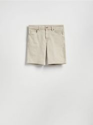 Jeansowe szorty straight - beżowy. Brązowe szorty męskie Reserved, bez wzorów, z denimu. Za 119.99 zł.