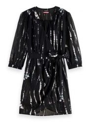 Scotch & Soda Sukienka w kolorze czarnym rozmiar: 36. Czarne sukienki damskie Scotch & Soda, na co dzień, bez wzorów, bez kołnierzyka, bez ramiączek, mini, kopertowe. Za 140.86 zł.