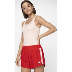 Top damski TSD301 - jasny róż. Czerwone topy damskie 4f, bez wzorów, z materiału, bez kołnierzyka. Za 29.99 zł.