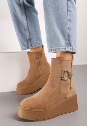 Brązowe Botki Sztyblety na Grubej Podeszwie z Metaliczną Aplikacją Vlisandra. Brązowe botki damskie Born2be, z jeansu, eleganckie, bez obcasa, na koturnie, bez zapięcia. Za 159.99 zł.