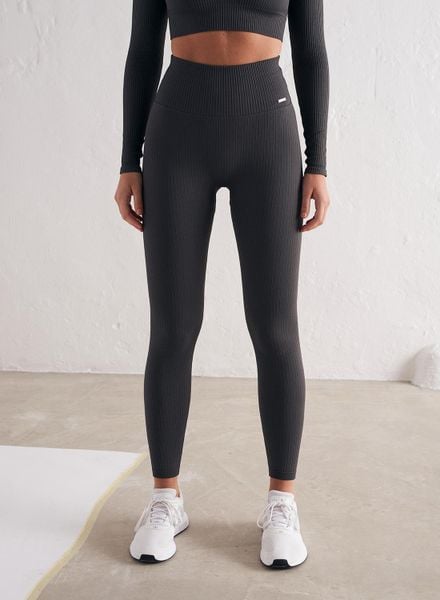 Damskie legginsy bezszwowe, prążkowane, wysoki stan, squat proof ciemnoszare. Szare legginsy damskie Aim'n, m, bez wzorów, z dzianiny. Za 254.00 zł.