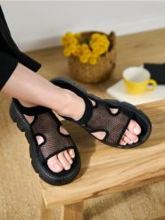 Sandały - czarny. Czarne sandały damskie Sinsay, bez wzorów, z materiału, bez obcasa, na platformie. Za 59.99 zł.