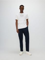 T-shirt regular fit z nadrukiem - biały. Białe t-shirty męskie Reserved, l, bez wzorów, z bawełny, bez kołnierzyka. W wyprzedaży za 39.99 zł.