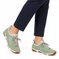 Półbuty damskie Rieker, cholewka skóra ekologiczna wsuwane niski fason zaokrąglony nosek kontrastowe elementy kolorystyczne pętla z tyłu masywna lini. Zielone półbuty damskie Rieker, bez wzorów, z jeansu, biznesowe, bez obcasa, na płaskiej podeszwie. Za 339.00 zł.