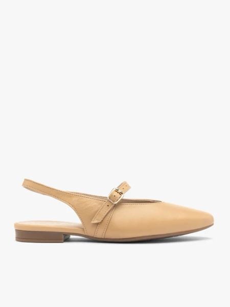 Beżowe czółenka bez pięty ze skóry licowej. Brązowe czółenka damskie Ryłko, bez wzorów, ze skóry, z okrągłym noskiem, bez obcasa. Za 349.99 zł.