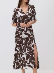 Sukienka z wiskozy - brązowy. Brązowe sukienki damskie Reserved, na co dzień, l, bez wzorów, z tkaniny, bez kołnierzyka, bez ramiączek, midi, proste. Za 99.99 zł.