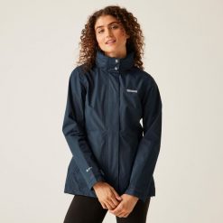 Kurtka przeciwdeszczowa trekkingowa damska Daysha. Niebieskie kurtki damskie Regatta, l. W wyprzedaży za 229.99 zł.