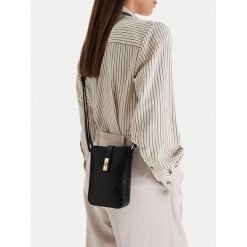 Torebka MEXX. Czarne listonoszki damskie Mexx, bez wzorów, bez dodatków. Za 99.99 zł.