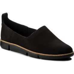 Półbuty CLARKS - Tri Curve 261325314 Black Nubuck. Czarne półbuty damskie Clarks, bez wzorów, z materiału, bez obcasa, na płaskiej podeszwie. W wyprzedaży za 299.00 zł.