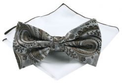 Męska Mucha (Poszetka w Zestawie) - Chattier - Brązowy Wzór, Tło Stalowe. Brązowe krawaty i muchy męskie Chattier, bez wzorów, eleganckie. Za 59.00 zł.