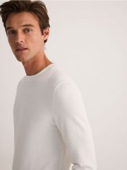 Wiskozowy sweter - biały. Białe swetry męskie Reserved, l, bez wzorów, z dzianiny, bez kołnierzyka. W wyprzedaży za 59.99 zł.