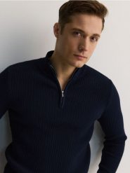 Sweter ze stójką - granatowy. Niebieskie swetry męskie Reserved, l, bez wzorów, z dzianiny, bez kołnierzyka. W wyprzedaży za 69.99 zł.