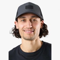 Czapka z daszkiem Unisex Swedemount Nordkap Trucker Cap II. Szare czapki z daszkiem damskie SWEDEMOUNT, bez wzorów. Za 79.99 zł.