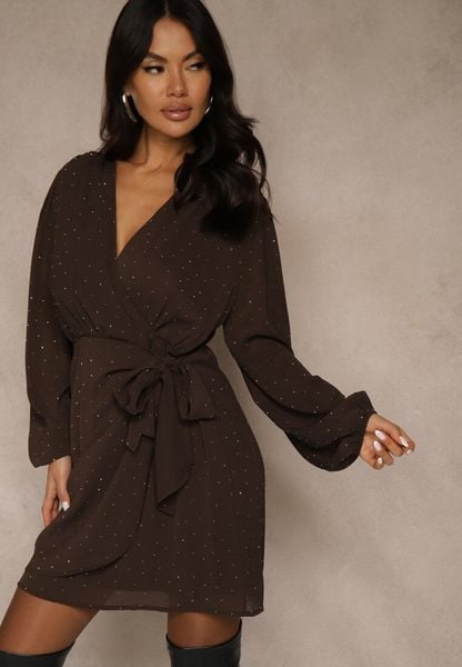 Brązowa Sukienka o Kopertowym Kroju z Drapowaniem i Cyrkoniami Idilara. Brązowe sukienki damskie Renee, s, bez wzorów, z poliesteru, klasyczne, bez kołnierzyka, bez ramiączek, mini, kopertowe. Za 169.99 zł.