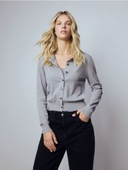 Sweter z dzianinowym topem - jasnoszary. Szare swetry klasyczne damskie Reserved, l, z dzianiny, bez kołnierzyka. W wyprzedaży za 99.99 zł.