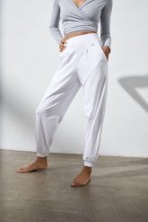 Spodnie do jogi Moonholi Moony Comfy Sweatpants z kieszeniami. Białe spodnie sportowe damskie MOONHOLI, m, z bawełny, na fitness i siłownię. Za 369.00 zł.