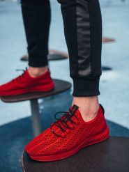 Buty męskie wsuwane sneakersy z siateczki - czerwone V2. Czerwone buty sportowe na co dzień męskie Ombre Clothing, z gumy, bez zapięcia. W wyprzedaży za 134.99 zł.