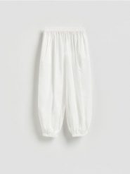 Bawełniane spodnie balloon - biały. Białe spodnie materiałowe damskie Reserved, bez wzorów, z bawełny. Za 159.99 zł.