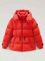 Woolrich Kurtka puchowa w kolorze czerwonym rozmiar: L. Czerwone kurtki damskie Woolrich, l, bez wzorów, z puchu, bez kaptura. Za 1,471.56 zł.