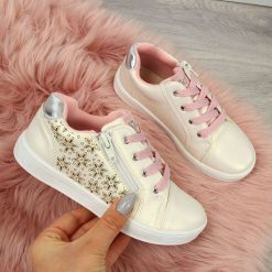Buty sportowe dziewczęce białe perłowe American Club 21. Białe buty sportowe dziewczęce American CLUB, bez wzorów, bez zapięcia. Za 30.00 zł.