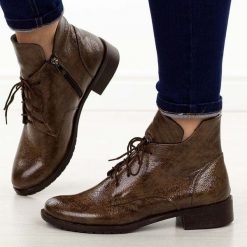 Brązowe skórzane Polskie botki damskie Deoni D397A. Brązowe botki damskie Deoni, na jesień, z jeansu, biznesowe, z okrągłym noskiem, bez obcasa, na płaskiej podeszwie, bez zapięcia. W wyprzedaży za 429.14 zł.