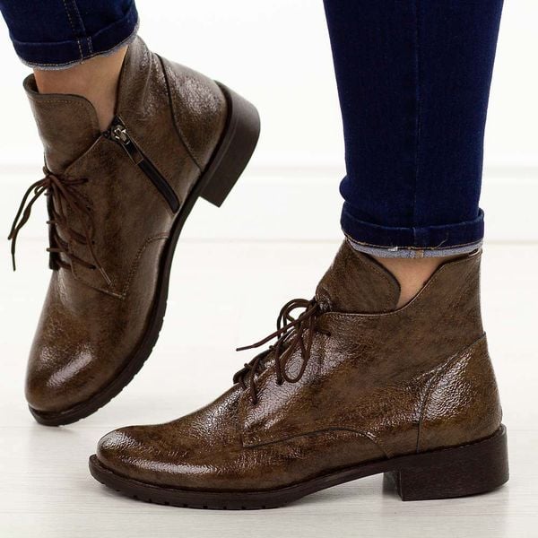 Brązowe skórzane Polskie botki damskie Deoni D397A. Brązowe botki damskie Deoni, na jesień, z jeansu, biznesowe, z okrągłym noskiem, bez obcasa, na płaskiej podeszwie, bez zapięcia. W wyprzedaży za 429.14 zł.