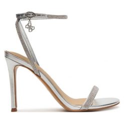 Sandały Guess. Szare sandały damskie Guess, z aplikacjami, bez obcasa, na szpilce. Za 559.99 zł.