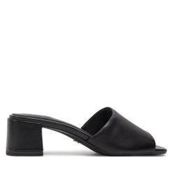 Klapki Tamaris. Czarne klapki damskie Tamaris, bez wzorów, bez obcasa. Za 169.99 zł.