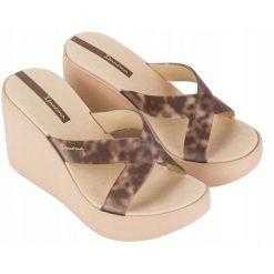 Klapki dla kobiet Ipanema HIGH FASHION SLIDE. Brązowe klapki damskie Ipanema, bez wzorów, bez obcasa. Za 149.00 zł.