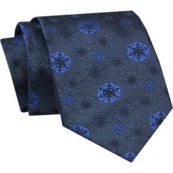 Krawat - ALTIES - Niebieskie Kwiaty na Granatowym Tle. Niebieskie krawaty i muchy męskie Alties, bez wzorów, z tkaniny, eleganckie. Za 49.00 zł.