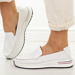 Białe ażurowe skórzane mokasyny damskie Jezzi 9793. Białe mokasyny damskie Jezzi, z jeansu. Za 239.00 zł.