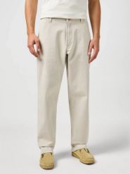 WRANGLER MĘSKIE SPODNIE WRANGLER RELAXED CHINO PELICAN 112362915. Spodnie materiałowe męskie Wrangler, bez wzorów. Za 199.99 zł.