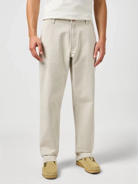 WRANGLER MĘSKIE SPODNIE WRANGLER RELAXED CHINO PELICAN 112362915. Spodnie materiałowe męskie Wrangler, bez wzorów. Za 199.99 zł.