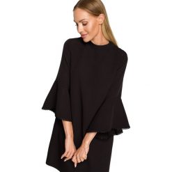 Elegancka sukienka trapezowa z bufiastymi rękawami z falbanami czarna. Czarne sukienki damskie MOE, m, bez wzorów, eleganckie, bez kołnierzyka, bez ramiączek, trapezowe. Za 259.00 zł.