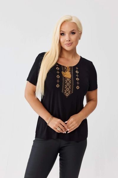 Wiskozowa czarna bluzka z haftem przy dekolcie OVERSIZE PLUS SIZE WIOSNA LATO. Czarne bluzki damskie Moda Size Plus Iwanek, l, bez wzorów, z elastanu, biznesowe, bez kołnierzyka, plus size, bez ramiączek. Za 129.90 zł.