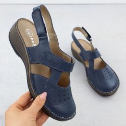 Skórzane komfortowe sandały damskie pełne granatowe Helios 150.041. Sandały damskie Helios, bez wzorów, ze skóry, bez obcasa. Za 259.99 zł.