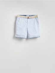 Szorty slim fit - jasnoniebieski. Niebieskie szorty męskie Reserved, z bawełny, bez kołnierzyka. W wyprzedaży za 89.99 zł.