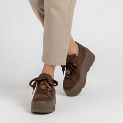 Sneakersy damskie Karino, półbuty na wysokiej platformie i ze skóry zamszowej, brązowe, 5739-015-P-Cervo-Welur. Brązowe półbuty damskie Karino, bez wzorów, z satyny, eleganckie, bez obcasa, na platformie. Za 484.99 zł.