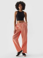 4F Spodnie casual baggy parachute damskie - łososiowy XXL. Czerwone spodnie materiałowe damskie 4f, bez wzorów, z bawełny, casualowe. W wyprzedaży za 79.99 zł.